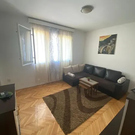 דירה Izdavanje Sobe/stana *