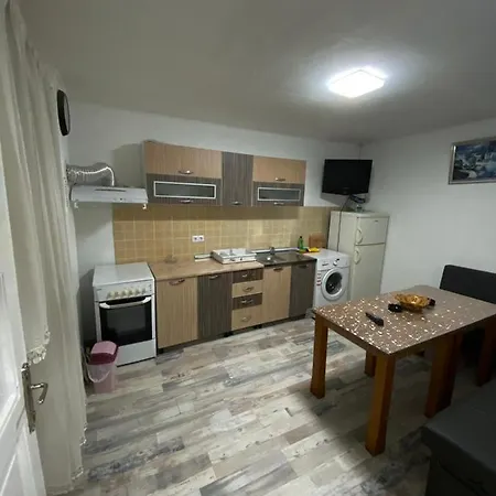 Apartamento Izdavanje Sobe/stana *