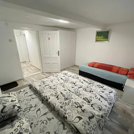 Izdavanje Sobe/stana Apartamento *